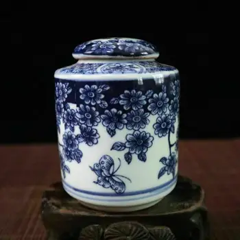 Китайский старинный фарфоровый чайник сине-белой бабочкой и цветочным узором 
